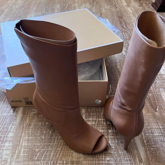 Bootie size  7.5 never worn - Picture 1 of 2